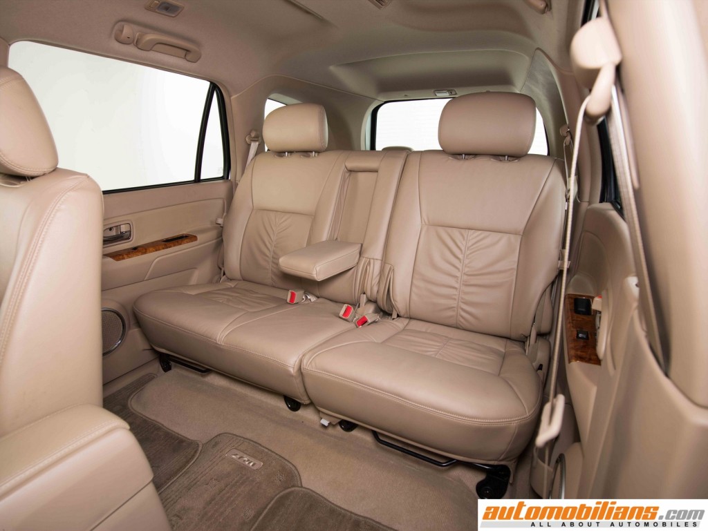 Spacious and comfortable middle row seats with arm rest (Copy)